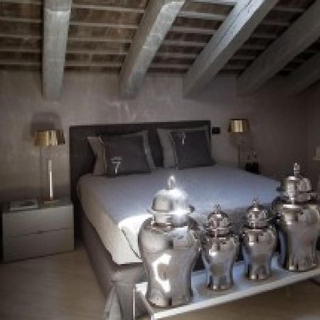 Seven Historical Suites Триест Номер фото