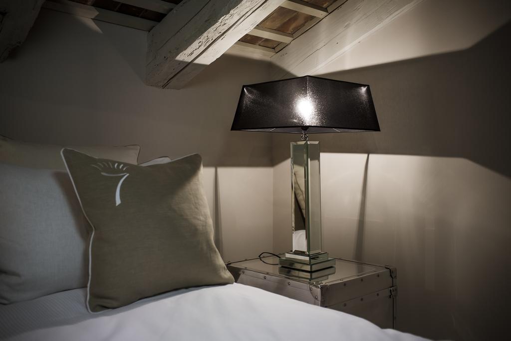 Seven Historical Suites Триест Номер фото